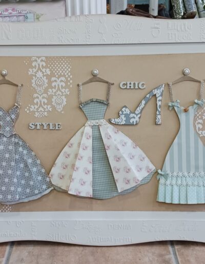 Manualidad hecha en madera con vestidos estilo vintage