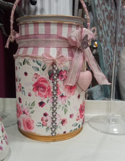 Manualidad hecha sobre jarrón con flores rosas en papel pintado