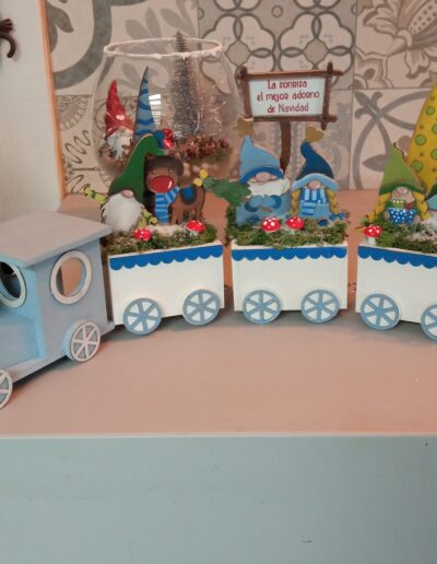 Manualidad de tren navideño hecho en madera