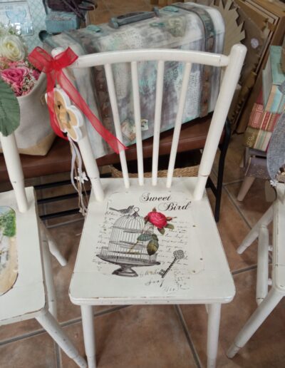 Restauración de silla de madera pintada en tonos blancos y decoración estilo vintage