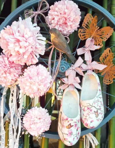 Decoración de rueda con detalles florales y aves estilo vintage