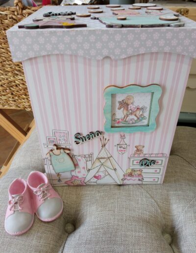 Manualidad hecha en madera pintada en tonos pasteles y detalles decorativos para bebés
