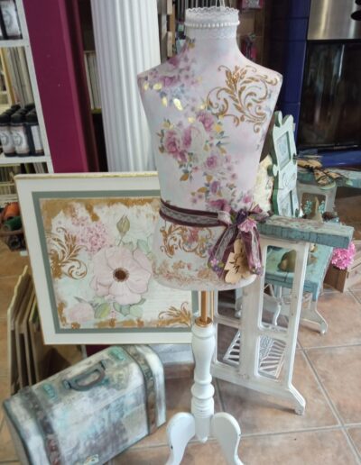 Manualidad hecha sobre un maniquí de costura con flores pintadas a mano