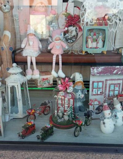 Mostrador de la tienda Manualidades Creati con variedad de adornos y manualidades